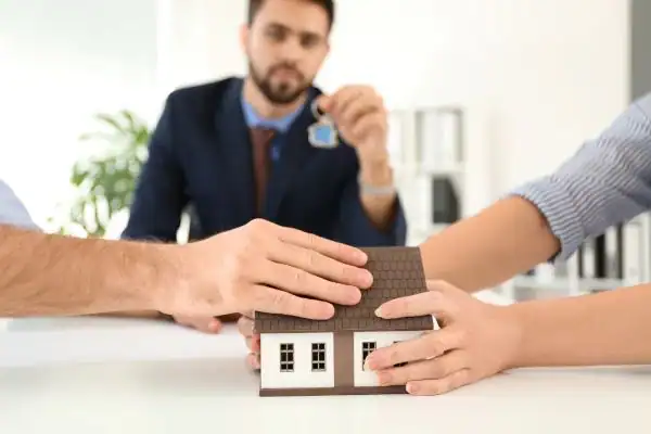 Couple arguing over property in divorce mediation Hampshire